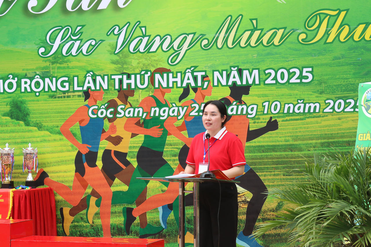 Bà Nguyễn Thị Như Quỳnh, Phó Chủ tịch UBND xã Cốc San, Trưởng Ban tổ chức giải phát biểu bế mạc Giải leo núi Cốc San - Sắc vàng mùa thu Lần thứ I năm 2025.
