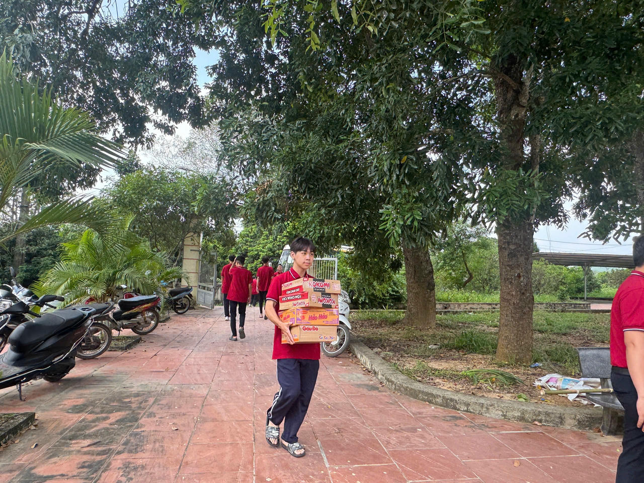 Các bạn học sinh tích cực bê đồ đến điểm tập kết