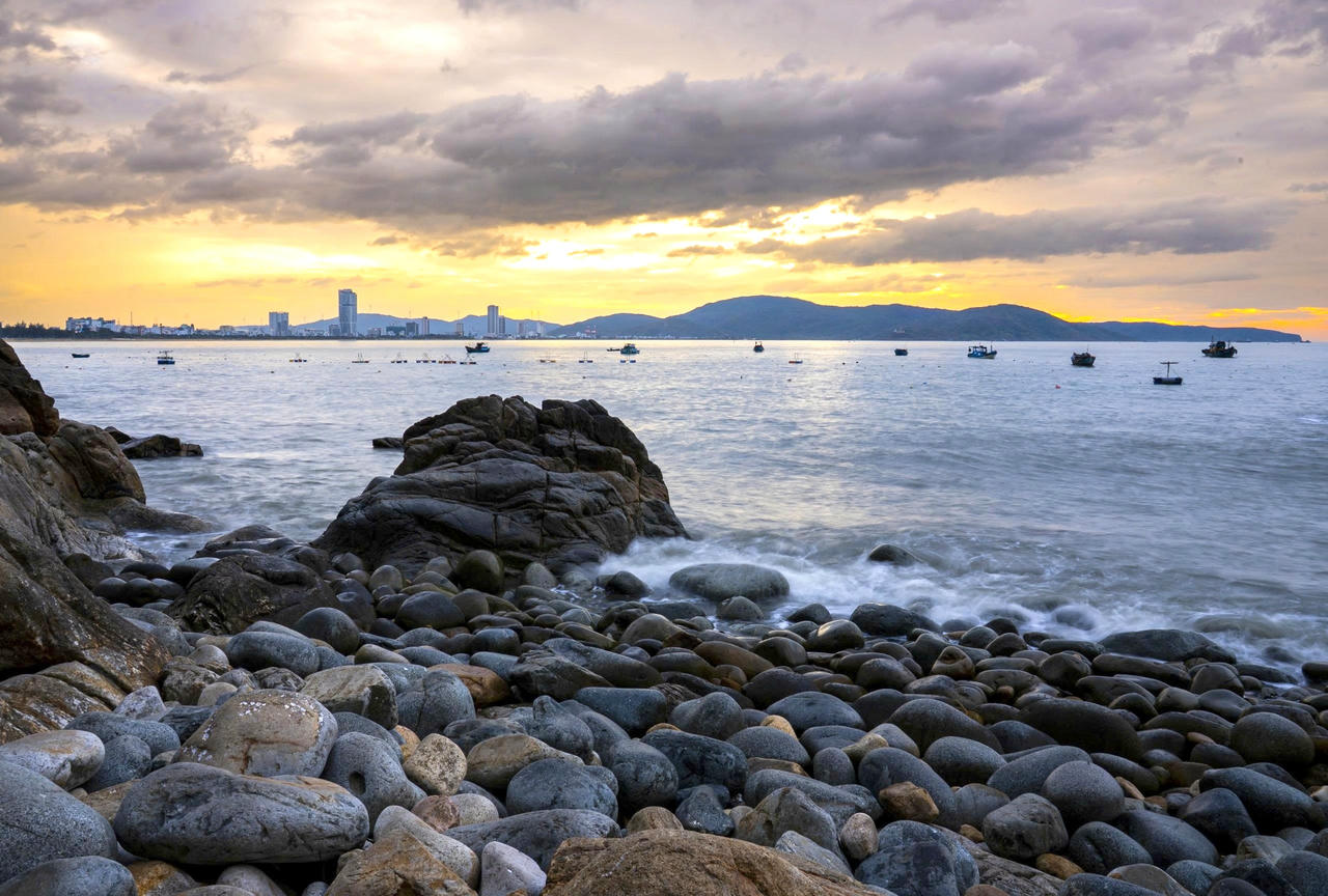 Đến Ghềnh Ráng - Tiên Sa, du khách sẽ chiêm ngưỡng những tác phẩm mà tạo hóa đã ban tặng cho nơi đây như: bãi tắm Hoàng Hậu - nơi Nam Phương Hoàng Hậu từng nghỉ mát tắm biển với vô số viên đá cuội được sóng biển mài nhẵn, đá Vọng Phu được sóng và gió biển tạc khắc, dãy đá có hình sư tử dũng mãnh “trợ gan cùng tuế nguyệt”, bãi tắm Tiên Sa đẹp nao lòng. Bên cạnh sườn đồi là nơi an nghỉ của nhà thơ Hàn Mặc Tử - một thi sĩ nổi tiếng trong làng thi ca Việt Nam.   