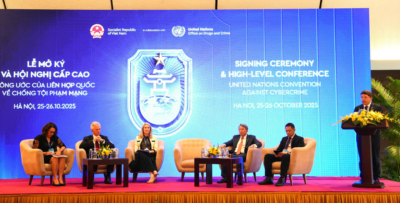 Bộ trưởng Nguyễn Hải Ninh (người thứ hai từ phải qua) dự phiên thảo luận.