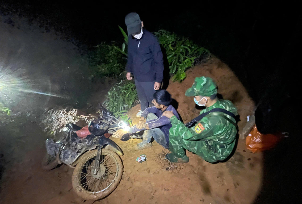 Lực lượng phối hợp bắt giữ đối tượng tại hiện trường. (Ảnh: Văn Bằng)