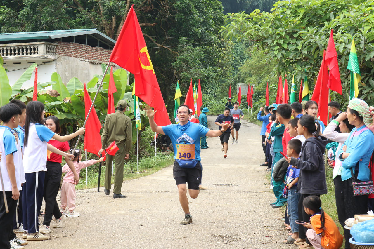 Hơn 500 vận động viên tham gia Giải leo núi “Cốc San – Sắc vàng mùa thu” năm 2025