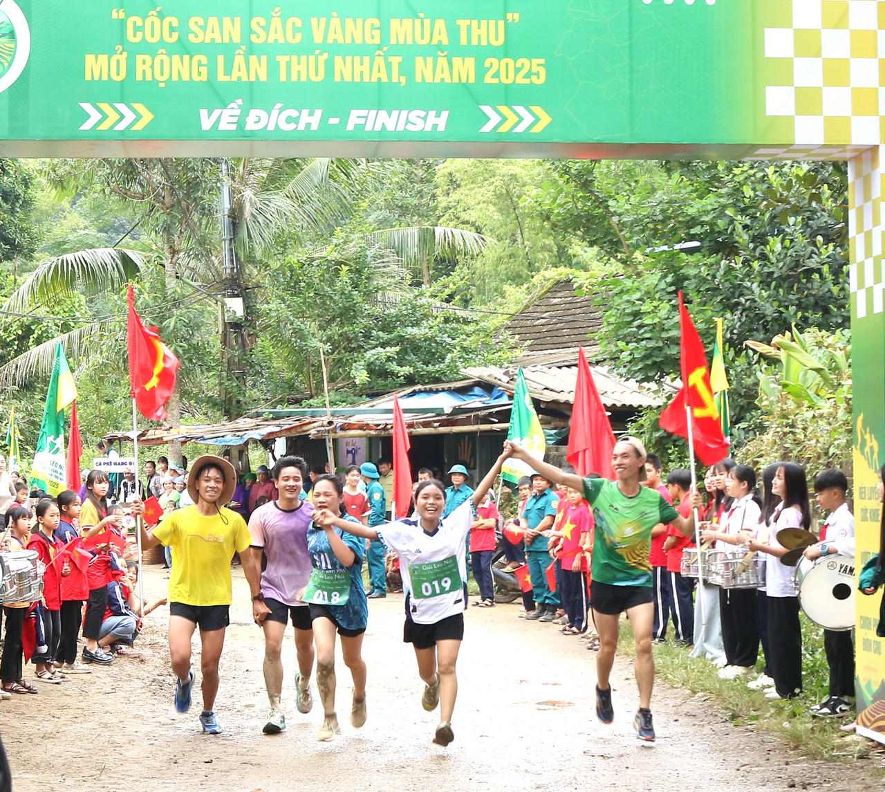 Hơn 500 vận động viên tham gia Giải leo núi “Cốc San – Sắc vàng mùa thu” năm 2025