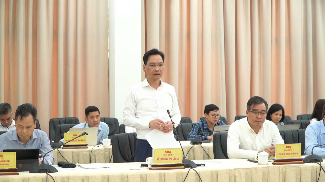 Lãnh đạo Sở Xây dựng tỉnh Lào Cai phát biểu tại hội nghị.