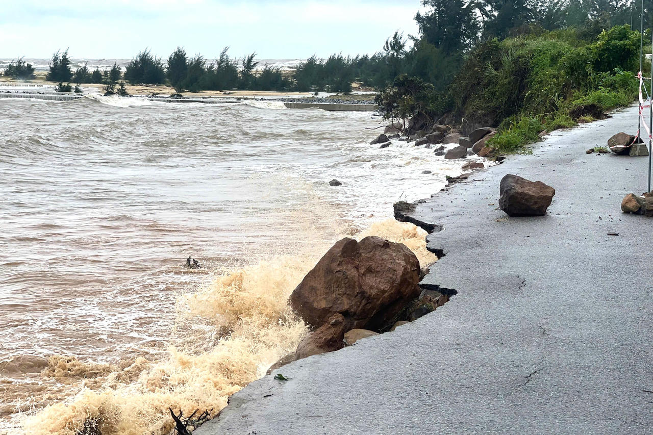 Công bố tình huống khẩn cấp sạt lở bờ biển ở xã Phú Lộc (TP Huế)