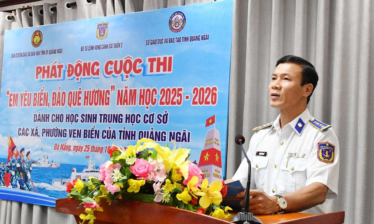 2.Đại tá Trần Hồng Quế - Phó Chính ủy Vùng Cảnh sát biển 2 phát biểu trong phát động Cuộc thi tại tỉnh Quảng Ngãi.