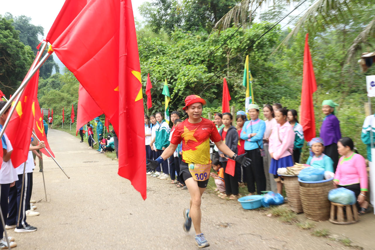 Hơn 500 vận động viên tham gia Giải leo núi “Cốc San – Sắc vàng mùa thu” năm 2025