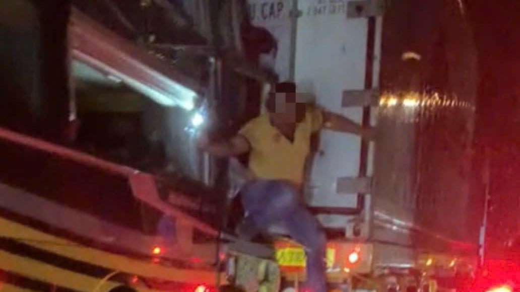 Cứu tài xế mắc kẹt trên xe khách lúc nửa đêm