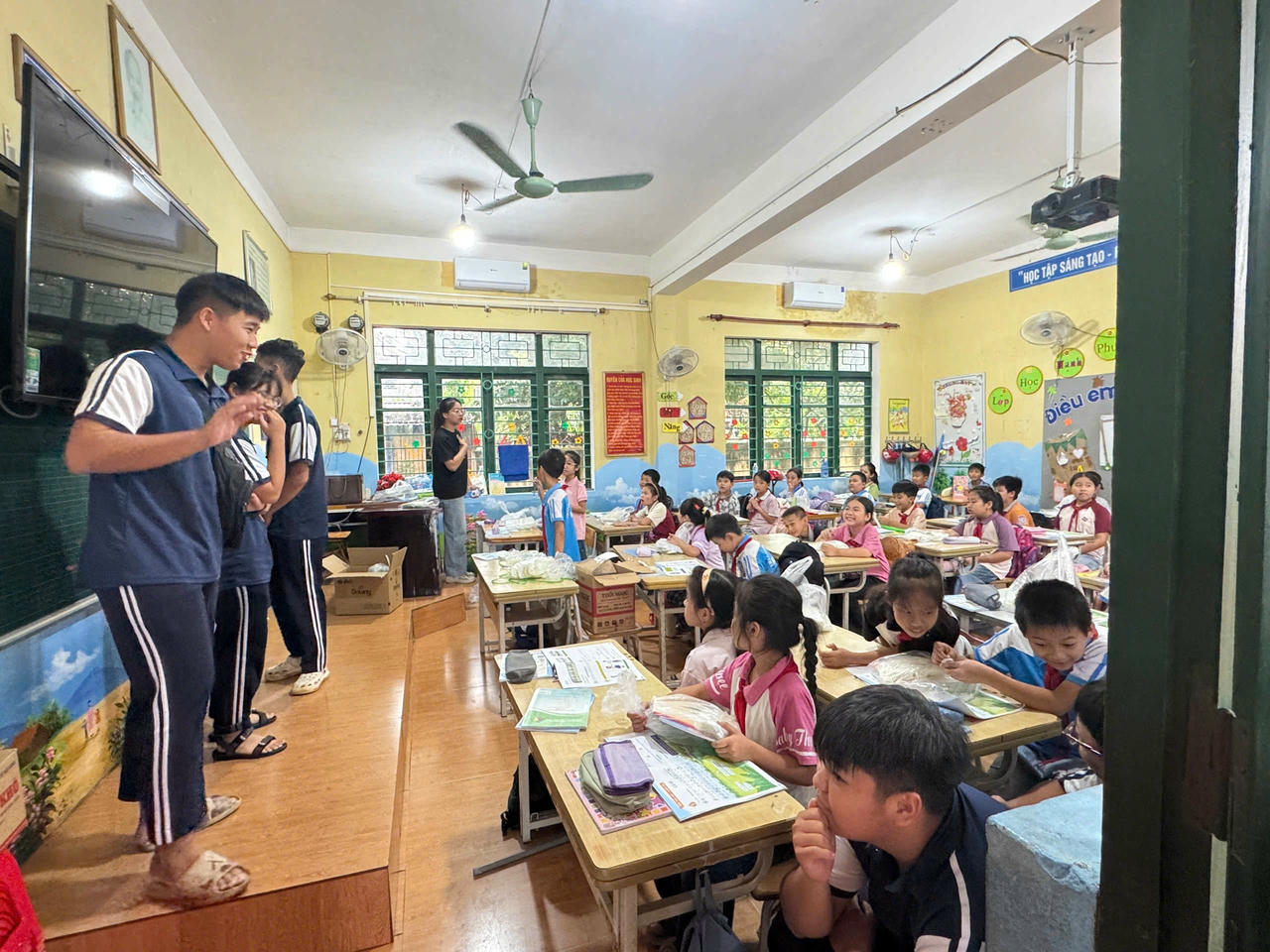 Đoàn Trường trao quà cho các bạn học sinh