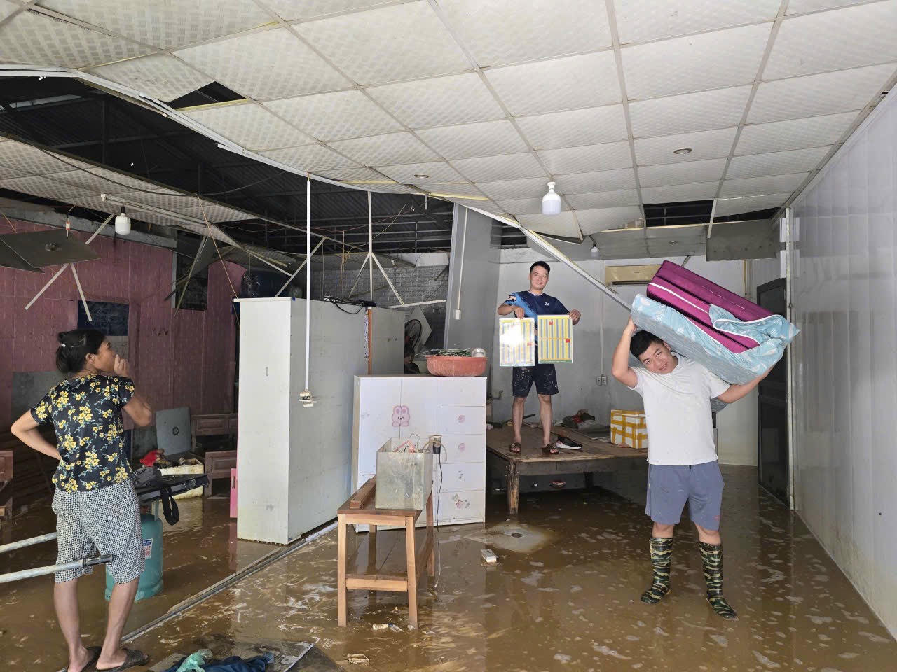 Người dân và nhân viên công ty bị thiệt hại do bão lũ