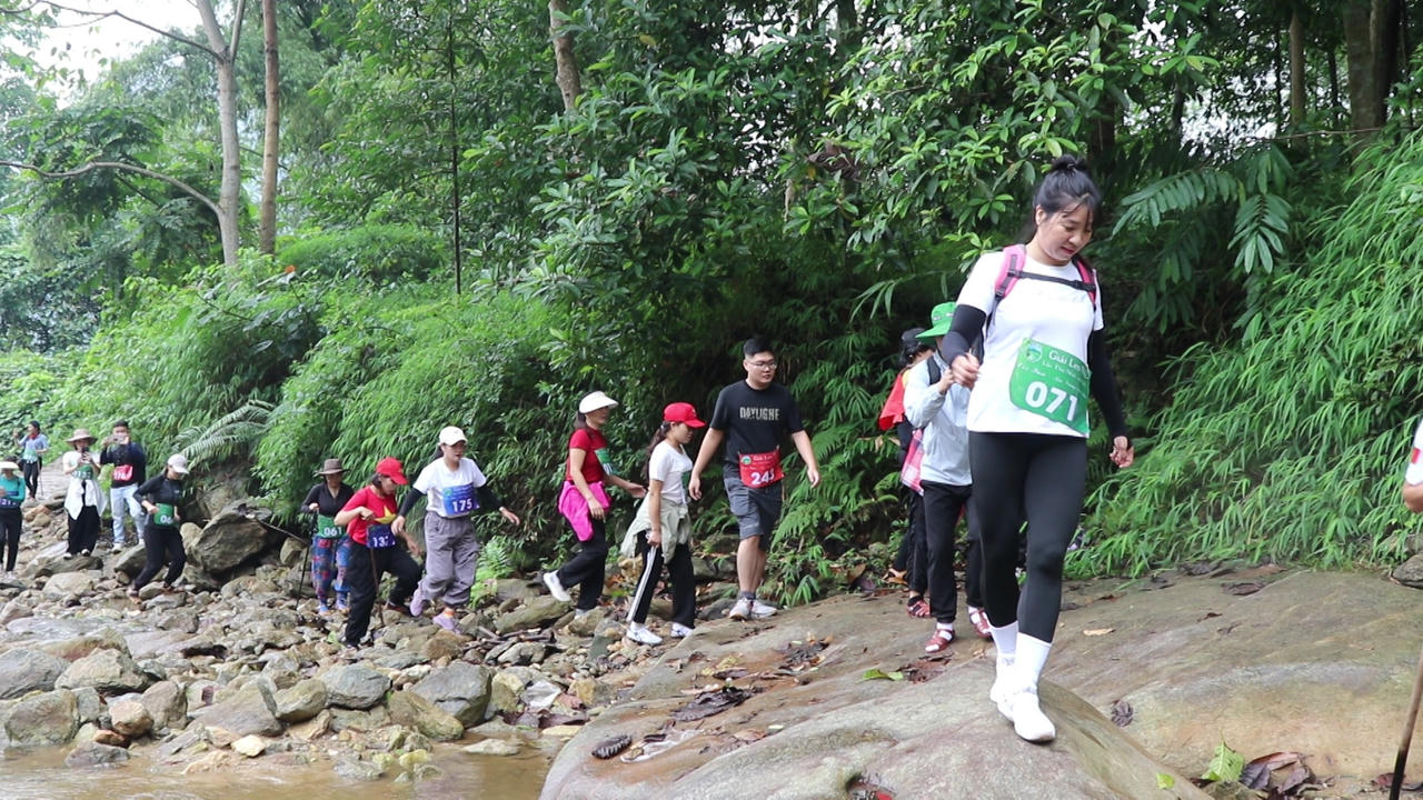 Hơn 500 vận động viên tham gia Giải leo núi “Cốc San – Sắc vàng mùa thu” năm 2025