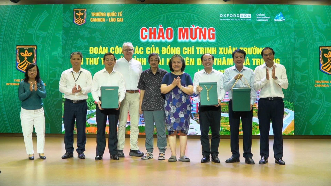 Đoàn công tác thăm quan Trường Quốc tế Canada.