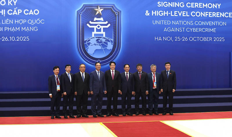 Chủ tịch nước Lương Cường và các đại biểu tới dự Lễ mở ký Công ước của Liên hợp quốc về chống tội phạm mạng (Công ước Hà Nội), sáng 25/10.