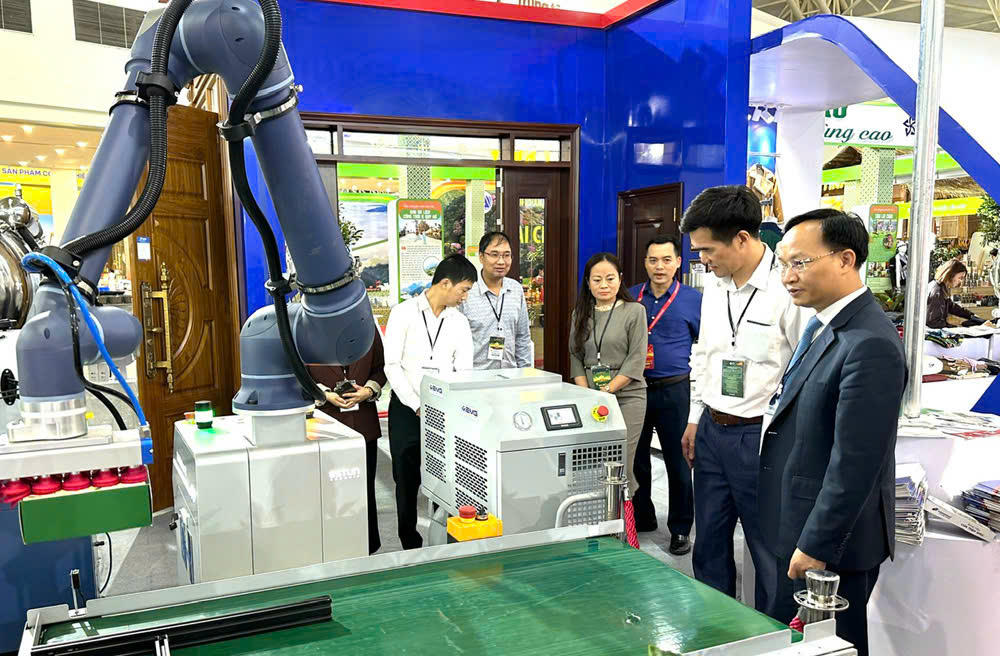 Phó Chủ tịch UBND tỉnh Phạm Văn Thịnh thăm gian trưng bày&nbsp;nhóm sản phẩm công nghiệp - thương mại.