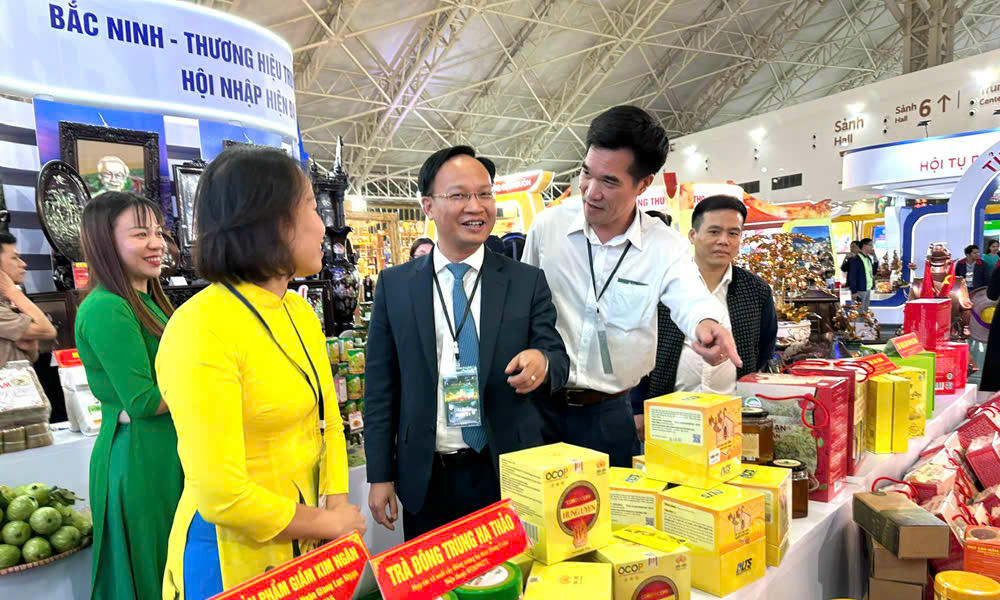 &nbsp;Phó Chủ tịch UBND tỉnh Phạm Văn Thịnh thăm gian trưng bày sản phẩm OCOP tỉnh Bắc Ninh.