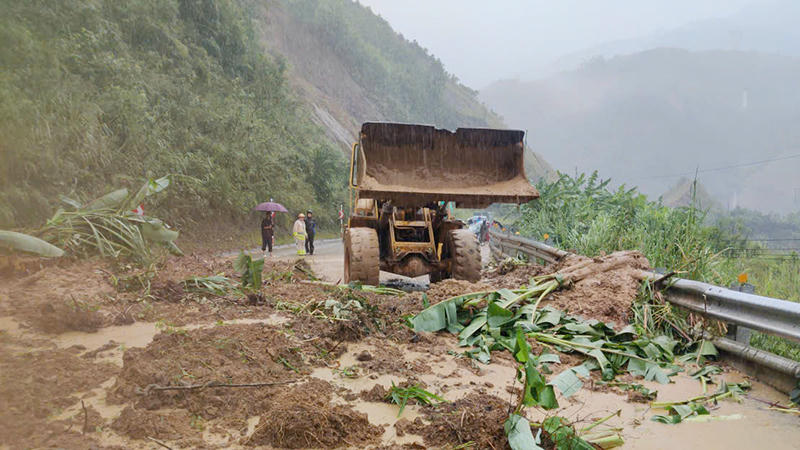 Sạt lở nghiêm trọng trên đèo Lò Xo 