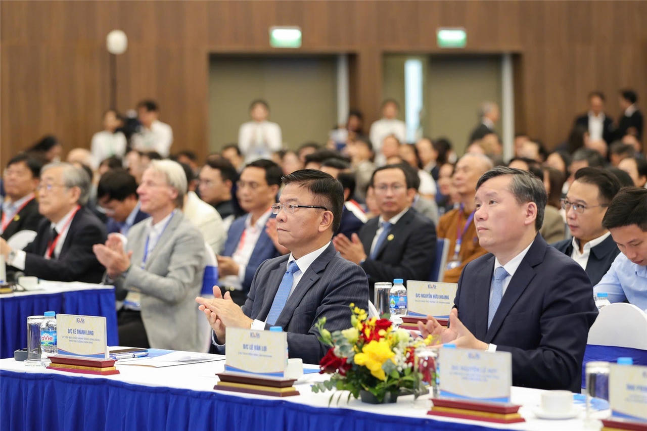 Phó Thủ tướng Chính phủ Lê Thành Long cùng đại diện lãnh đạo một số Bộ, ngành tham dự Hội thảo. (Ảnh Vĩnh Hà)