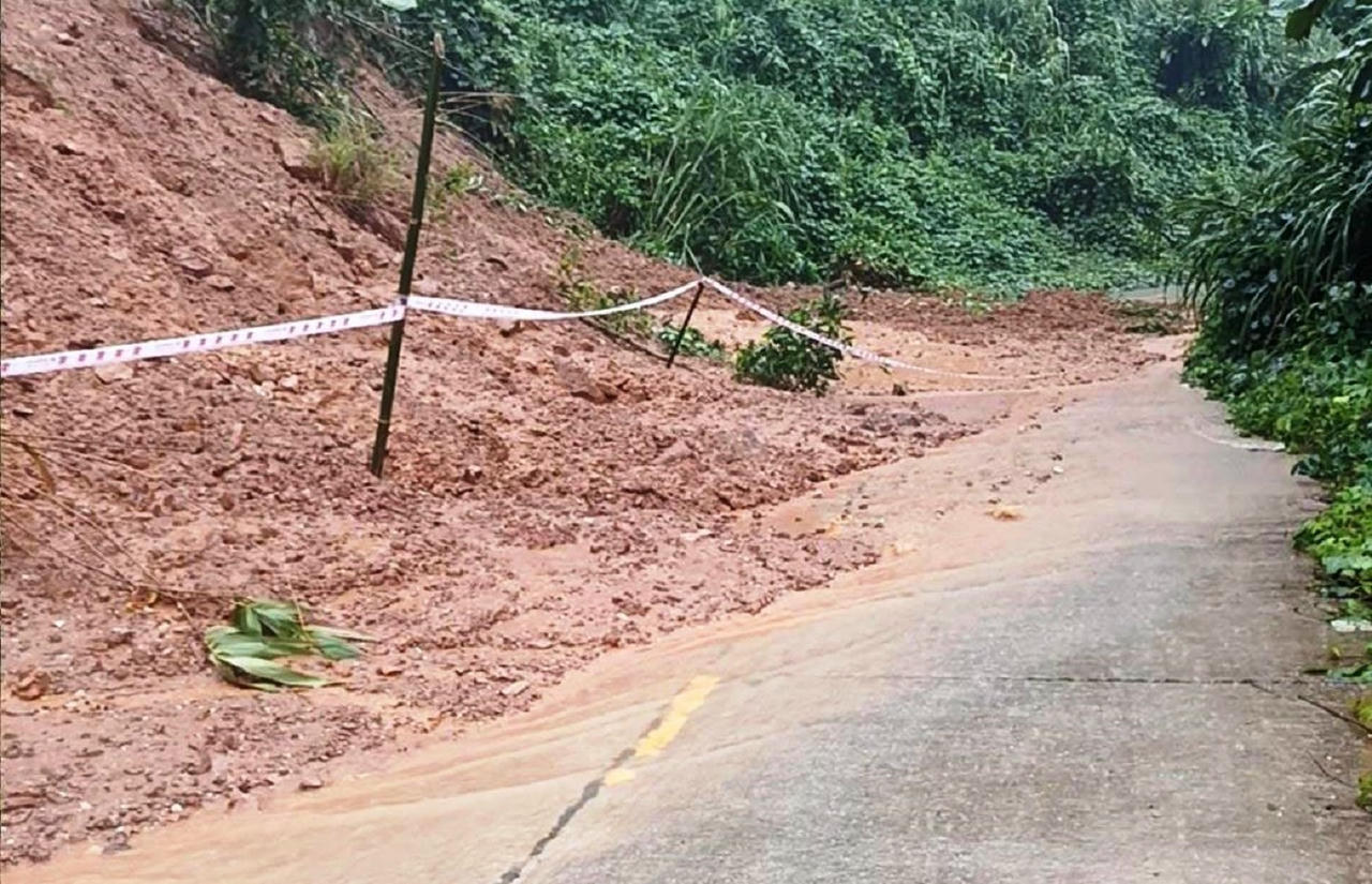 Nhiều điểm sạt lở xuất hiện trên địa bàn Nam Trà My.&nbsp;