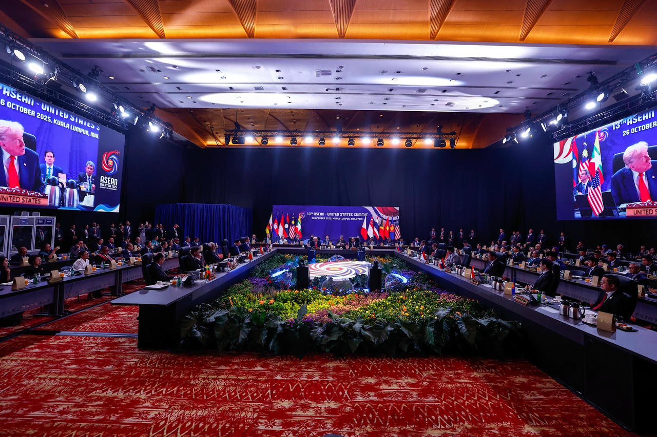 Kết thúc hội nghị, các lãnh đạo ASEAN và Hoa Kỳ đã thông qua "Tuyên bố Tầm nhìn chung ASEAN-Hoa Kỳ về một khu vực mạnh mẽ, an toàn và thịnh vượng hơn", làm định hướng chiến lược cho hợp tác giai đoạn mới - Ảnh: VGP/Nhật Bắc