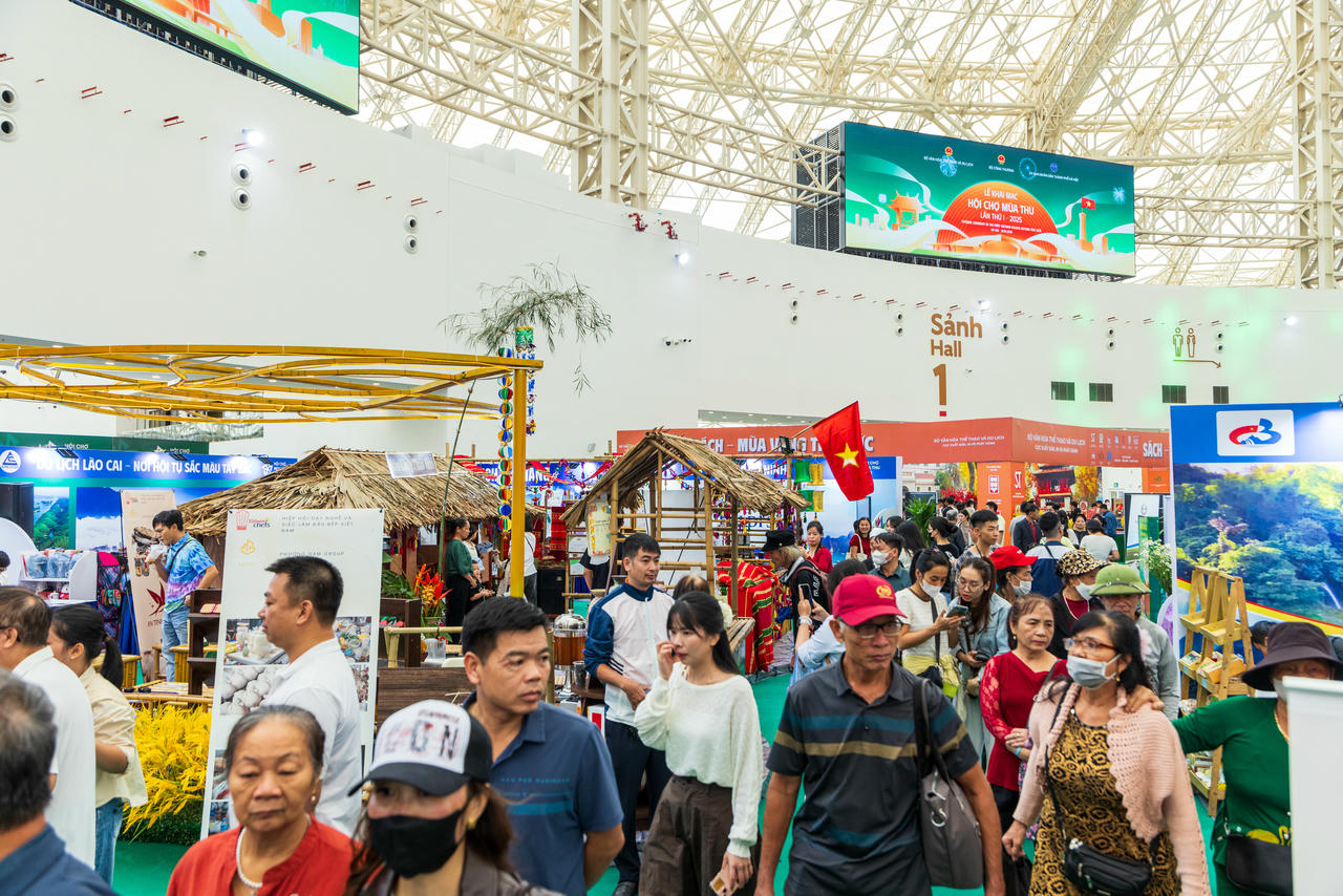 Đông đảo người dân tham quan Hội chợ mùa Thu ngày đầu tiên 