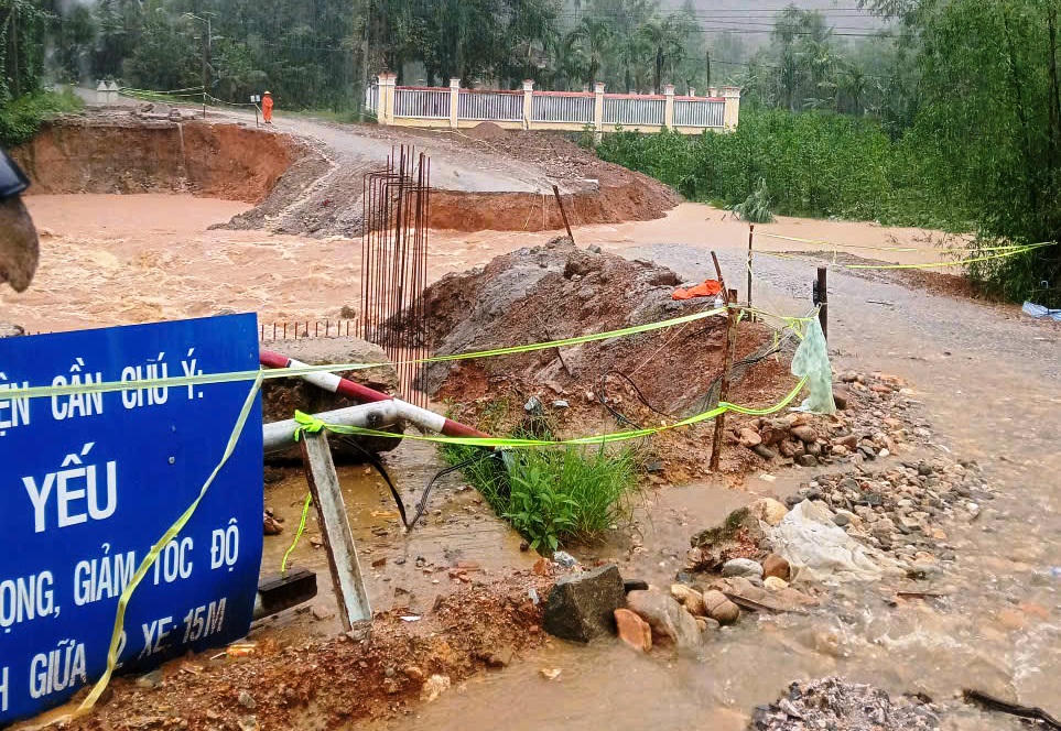 Mưa lớn gây sạt lở, chia cắt giao thông.