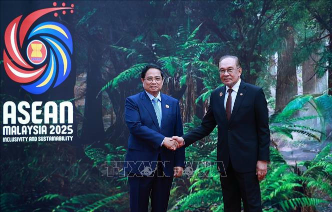 Thủ tướng Malaysia Anwar Ibrahim nhiệt liệt chào đón Thủ tướng Phạm Minh Chính tham dự Hội nghị Cấp cao ASEAN lần thứ 47 và các hội nghị cấp cao liên quan - Ảnh: VGP/Nhật Bắc