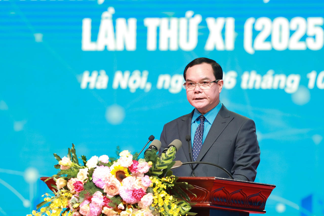 Ông Nguyễn Đình Khang - Ủy viên Trung ương Đảng, Phó Chủ tịch Ủy ban Trung ương MTTQ Việt Nam, Chủ tịch Tổng LĐLĐVN phát biểu đáp từ và phát động phong trào thi đua yêu nước giai đoạn 2025 - 2030. (Ảnh: Hải Nguyễn)