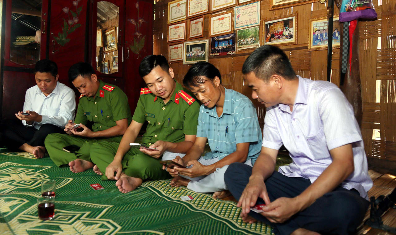 Lực lượng Công an và chính quyền địa phương hỗ trợ người dân kích hoạt tài khoản định danh điện tử, thực hiện các thủ tục hành chính trên môi trường số.