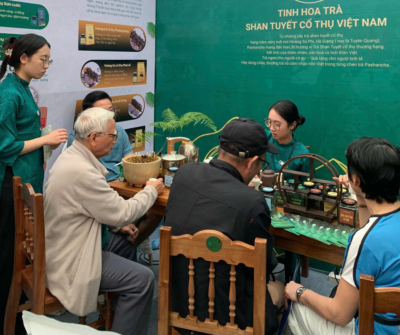 Nhiều người dân đã đến thưởng trà tại gian hàng của Pashancha