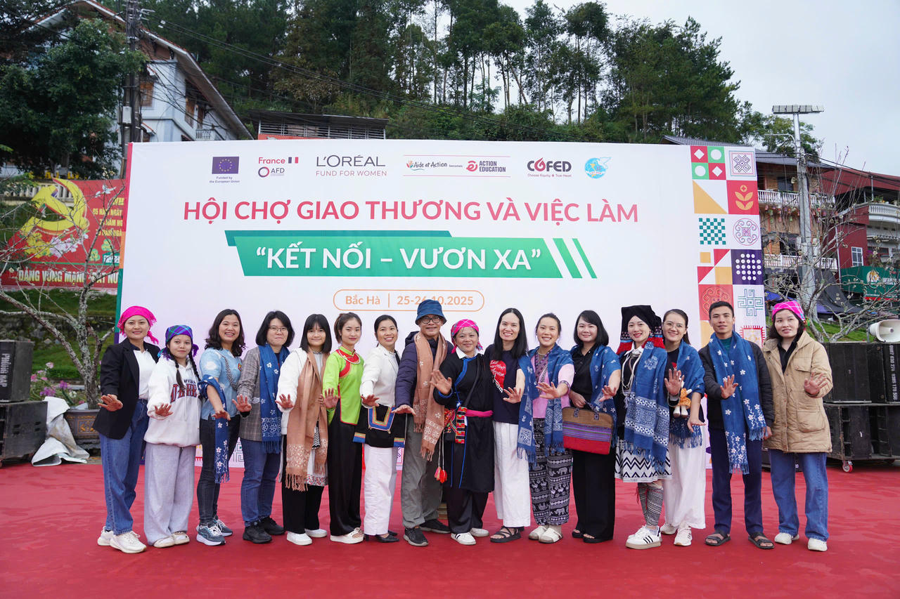 Các đại biểu tham dự diễn đàn chụp ảnh lưu niệm.