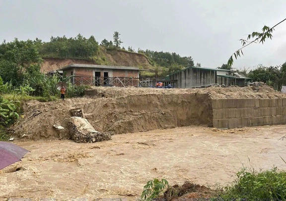 Xói lở bờ suối làm sạt lở taluy.