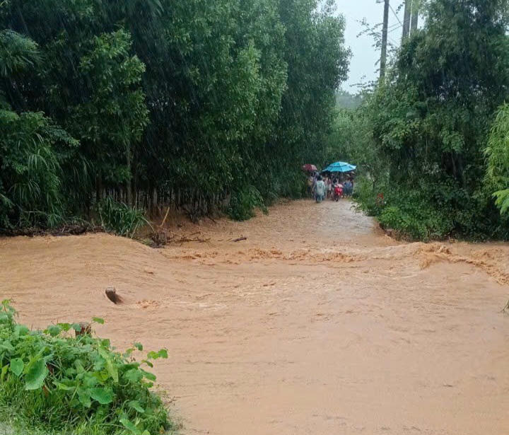 Mưa lớn gây ngập cục bộ nhiều tuyến đường ở các xã miền núi Quảng Ngãi.&nbsp;