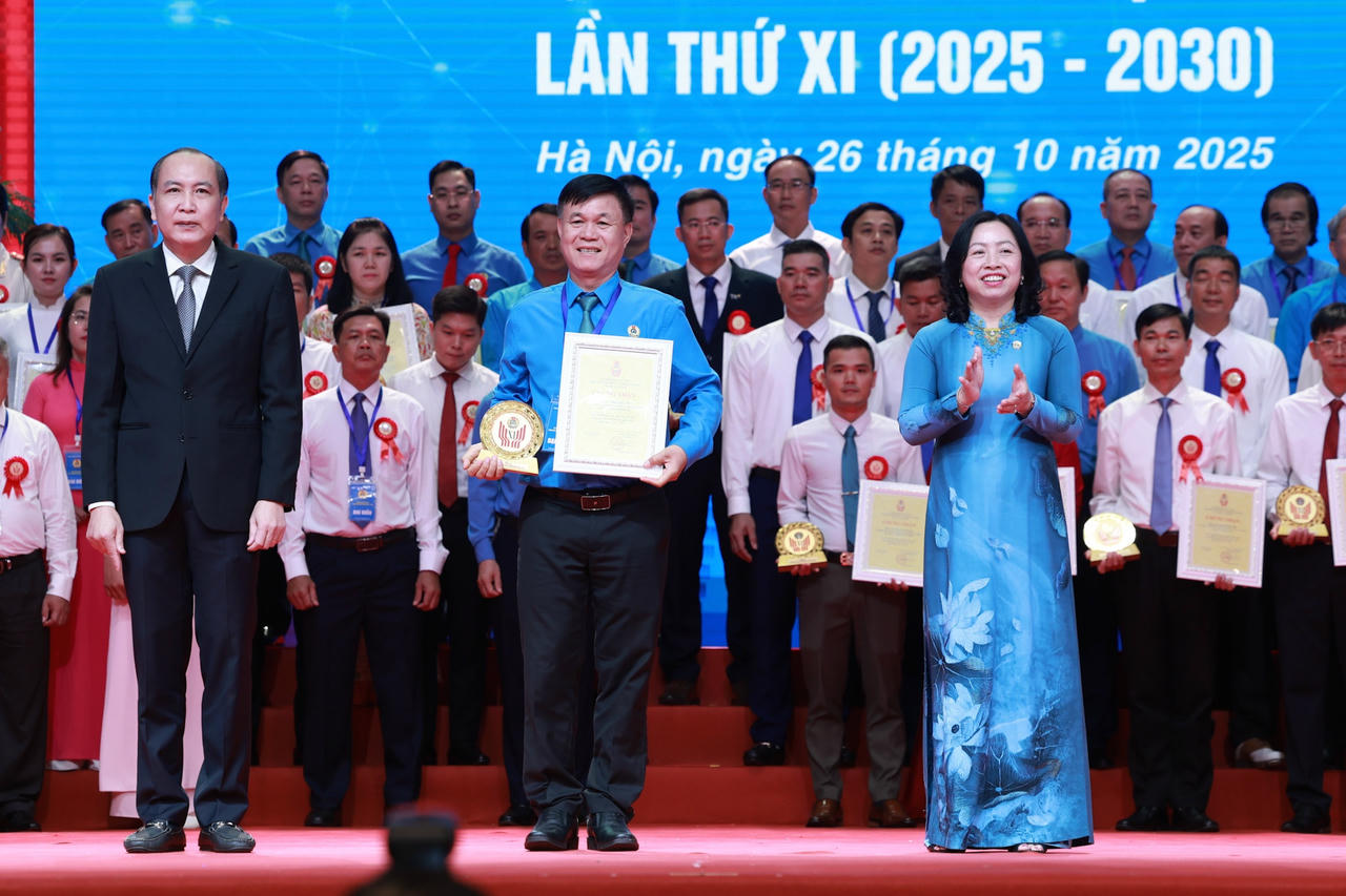 Bà Thái Thu Xương - Phó Chủ tịch Thường trực Tổng Liên đoàn Lao Động Việt Nam và ông Phan Như Nguyện - Ủy viên dự khuyết BCH Trung ương Đảng, Phó Chủ tịch Thường trực TƯ Hội Nông dân Việt Nam trao biểu trưng và Giấy chứng nhận cho các cá nhân. (Ảnh: Hải Nguyễn)