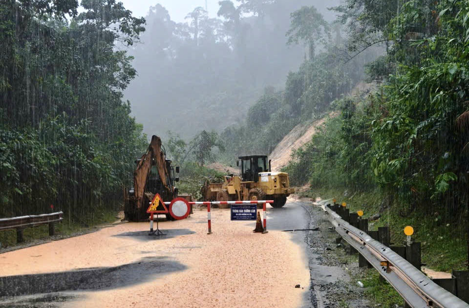 Khu vực gần đèo Lò Xo đoạn qua xã Phước Năng TP Đà Nẵng bị sạt lở, chính quyền địa phương khuyến cáo hạn chế lưu thông qua tuyến để đảm bảo an toàn và tránh ùn ứ.&nbsp;