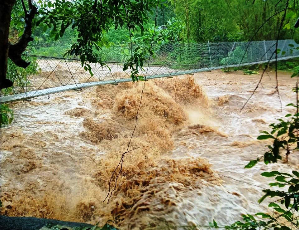 Nước sông ở các xã miền núi Đà Nẵng dâng cao, chảy xiết do mưa lớn.