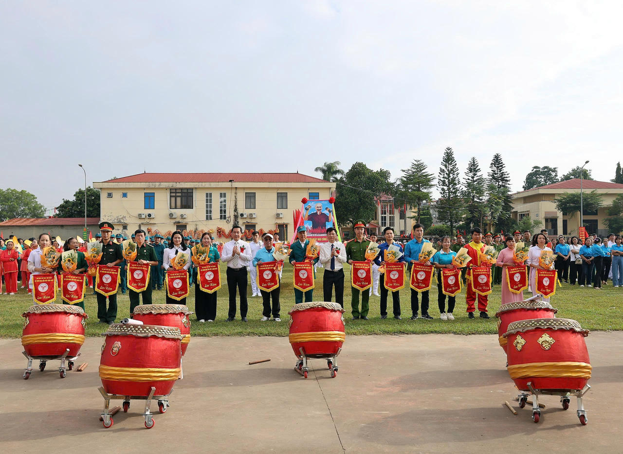 Ban Tổ chức trao cờ lưu niệm cho các đoàn vận động viên tham dự Đại hội