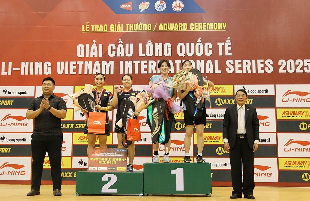 Lãnh đạo Liên đoàn Cầu lông Việt Nam trao giải Nhất, Nhì nội dung đôi nữ cho các vận động viên