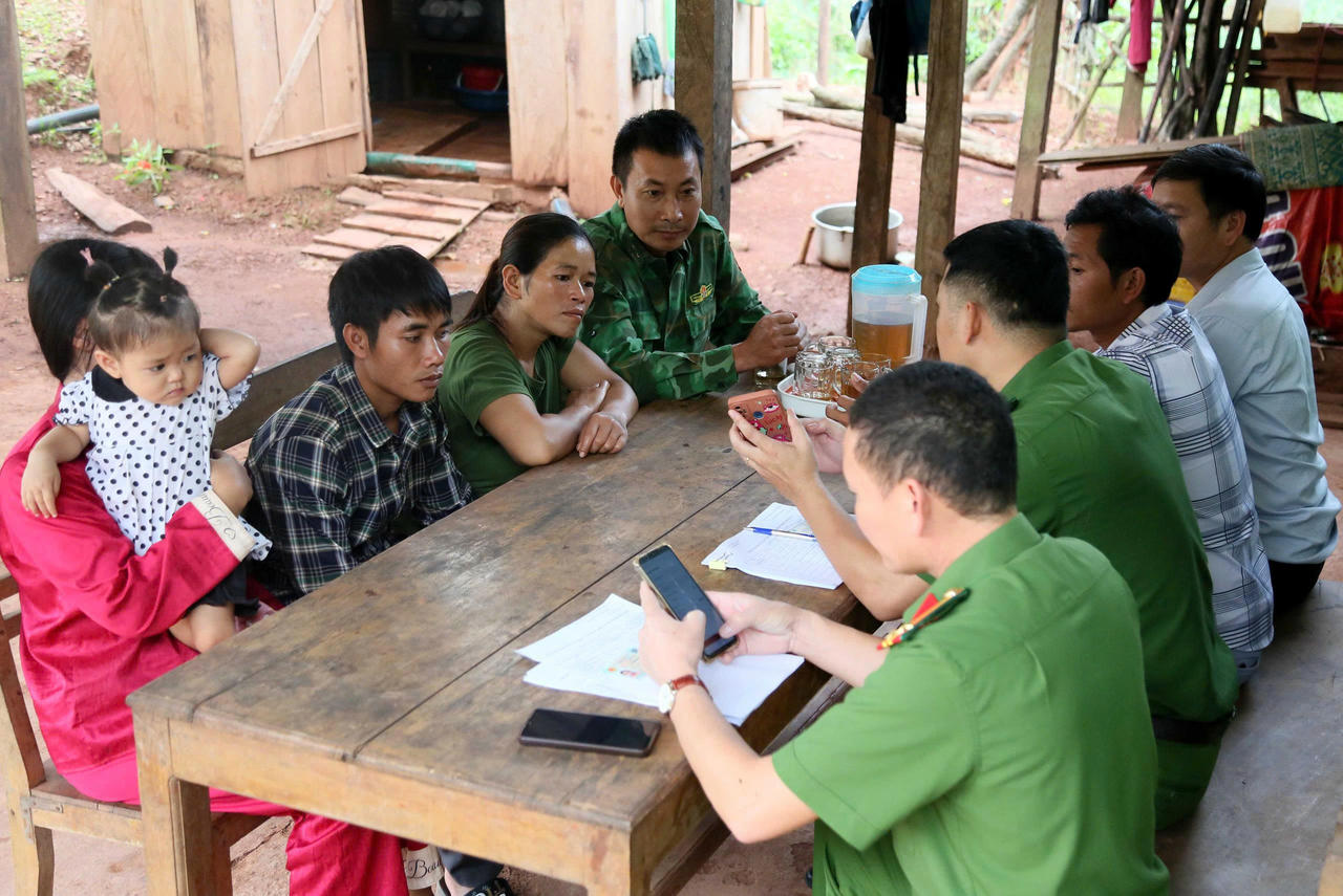 Cán bộ công an đến tận thôn, bản tuyên truyền, hướng dẫn người dân cài đặt, sử dụng các ứng dụng phục vụ chuyển đổi số.