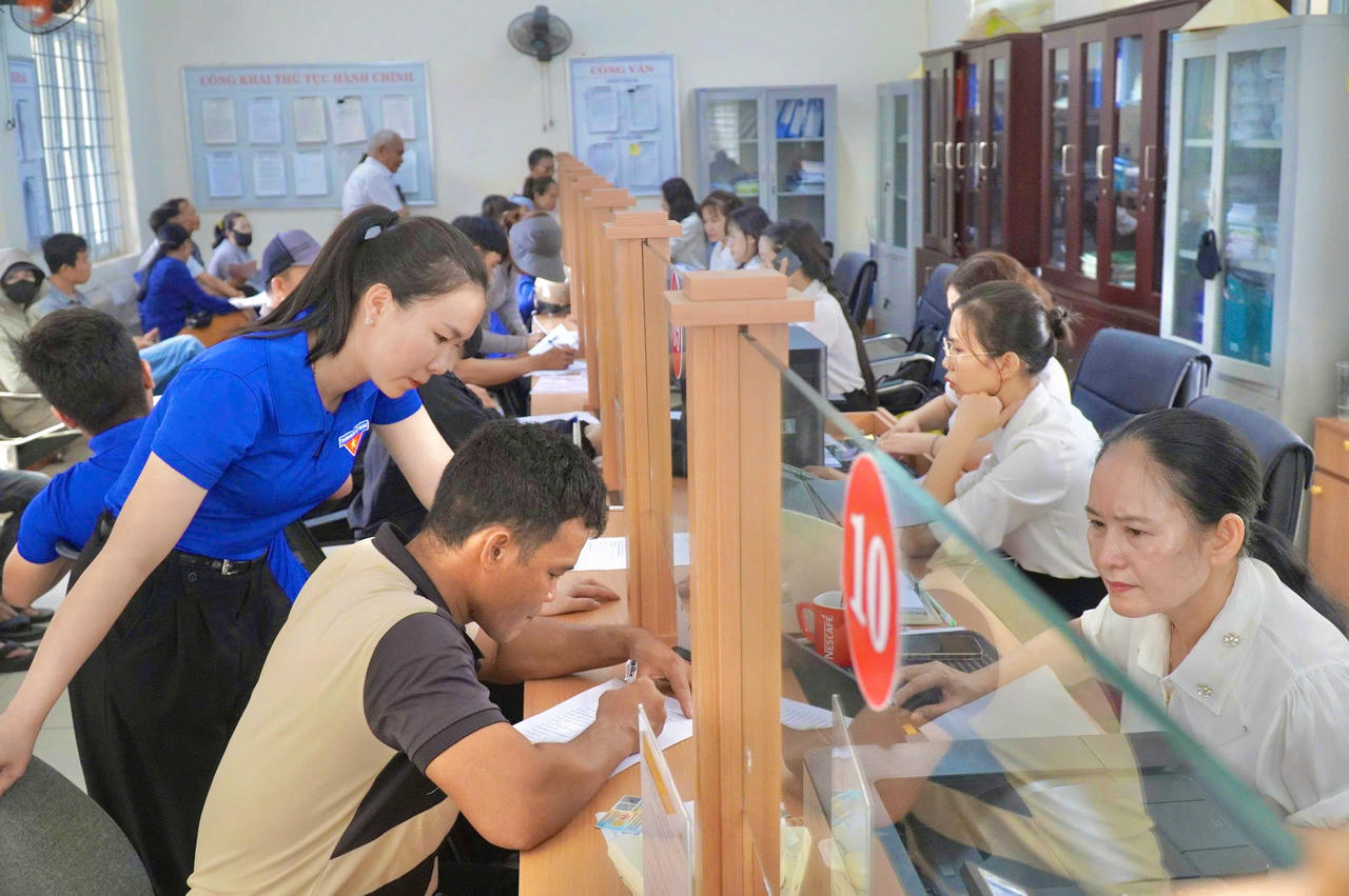 Tuổi trẻ Quảng Trị xung kích hỗ trợ người dân hiện thủ tục hành chính qua cổng dịch vụ công..