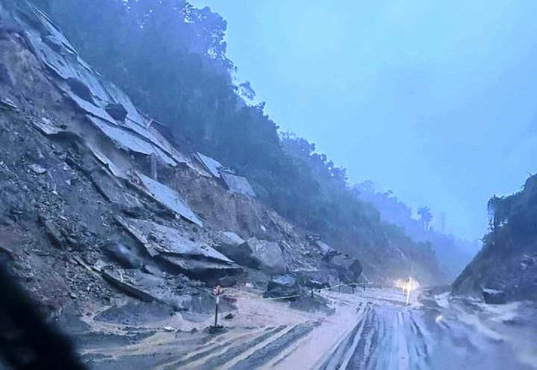 Sạt lở nghiêm trọng tại Km84+700 trên QL14E (thuộc xã Hiệp Đức).