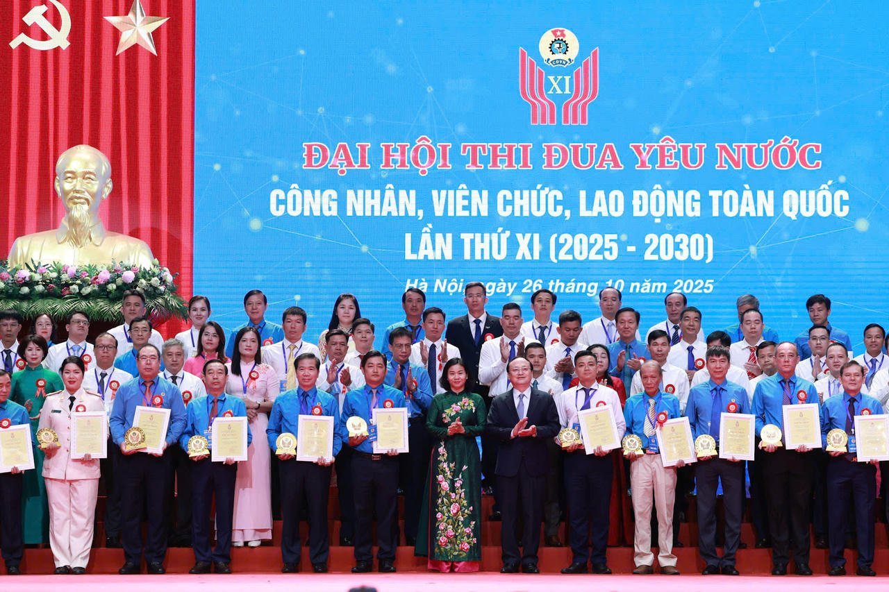 Tổng Giám đốc Đài Tiếng nói Việt Nam Đỗ Tiến Sỹ; Phó Chủ tịch Ủy ban Trung ương Mặt trận Tổ quốc Việt Nam - Chủ tịch Hội Liên hiệp Phụ nữ Việt Nam Nguyễn Thị Tuyến biểu dương điển hình tiên tiến xuất sắc tiêu biểu trong phong trào thi đua công nhân, viên chức, lao động toàn quốc giai đoạn 2020-2025. Ảnh: Hải Nguyễn