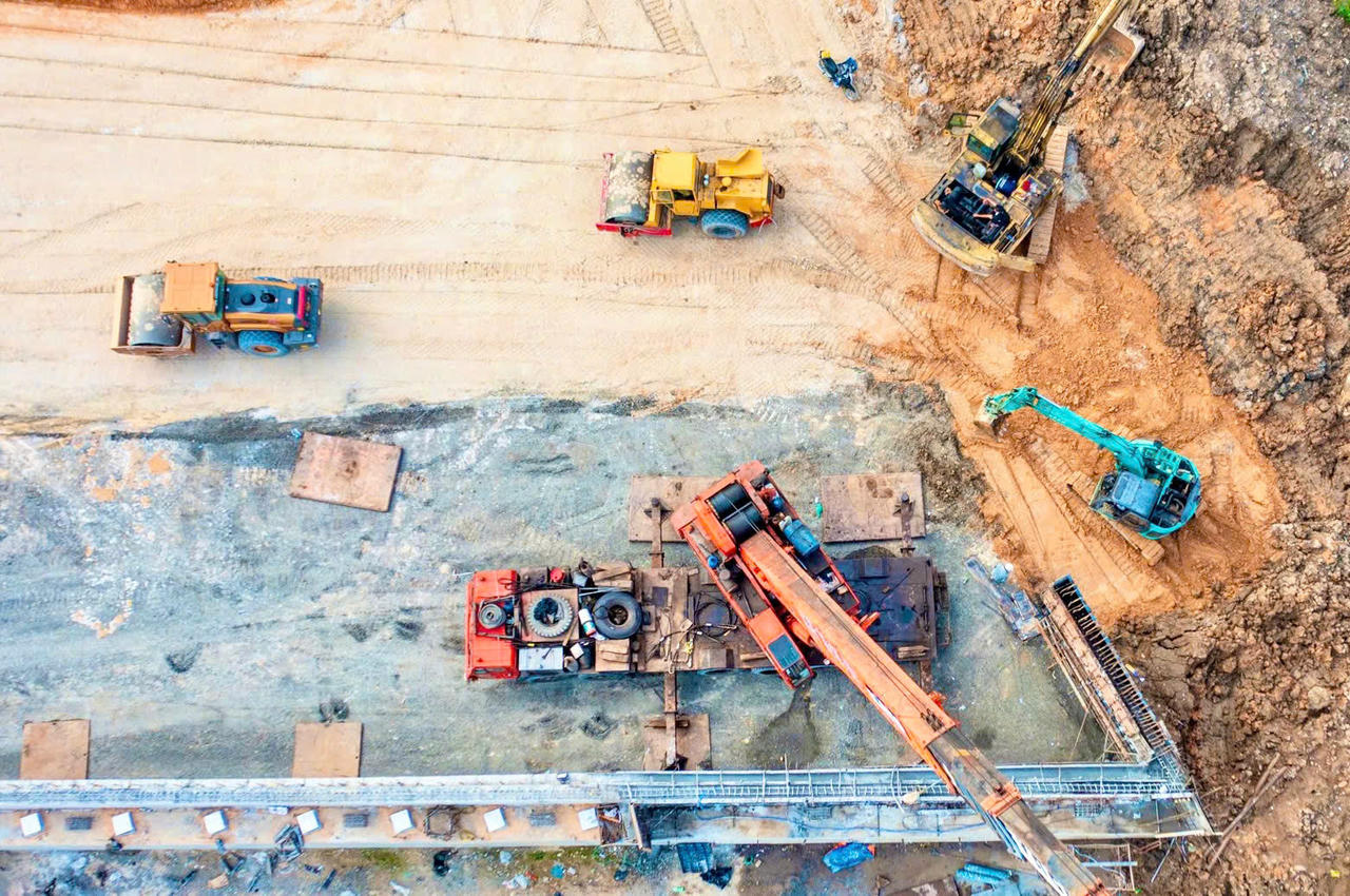 Giữa mưa dầm cuối tháng 10, hàng trăm kỹ sư, công nhân vẫn bám trụ trên công trường cao tốc Biên Hòa - Vũng Tàu.