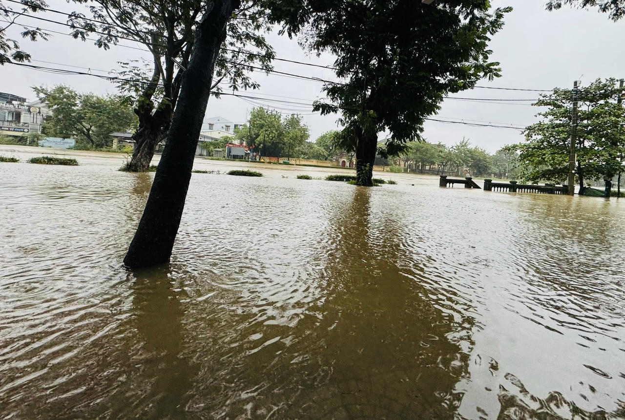 Nhiều tuyến đường Trung tâm Huế bị ngập sâu. 