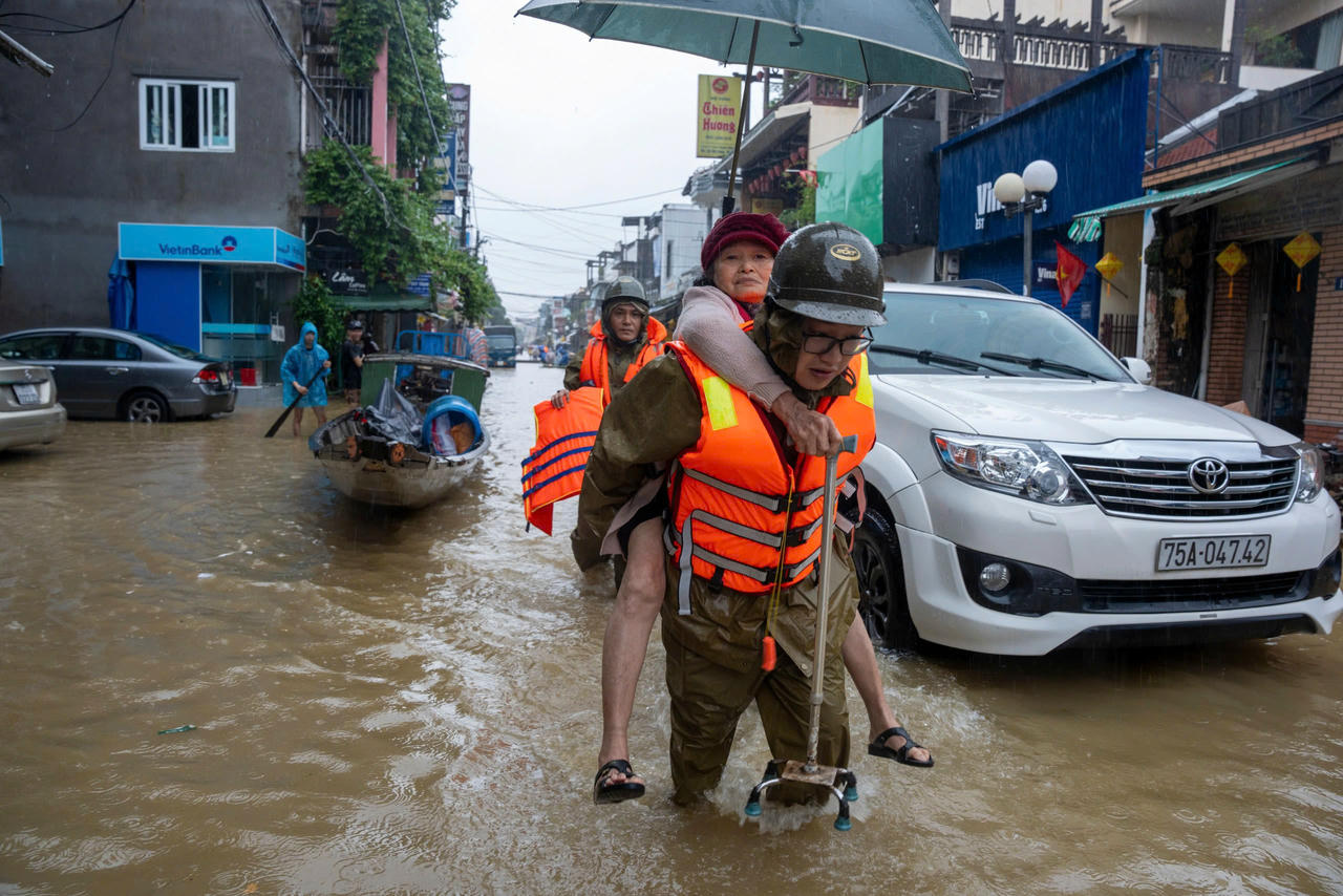 Hình ảnh lực lượng chức năng cõng bệnh nhân giữa lũ khiến nhiều người không khỏi xúc động