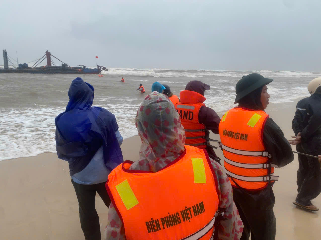 Cứu hộ tàu vận tải bị sự cố trên biển Ninh Châu, tỉnh Quảng Trị.