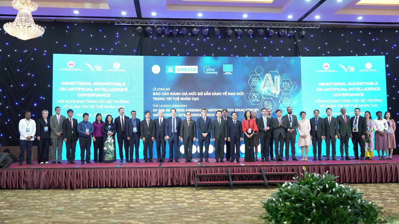 Các đại biểu chụp ảnh lưu niệm tại Tuần lễ Số quốc tế 2025.