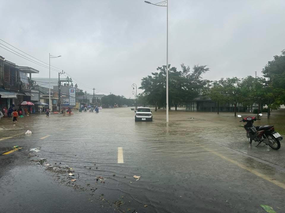 Đường Kim Long&nbsp;ngập vì mưa lớn. 