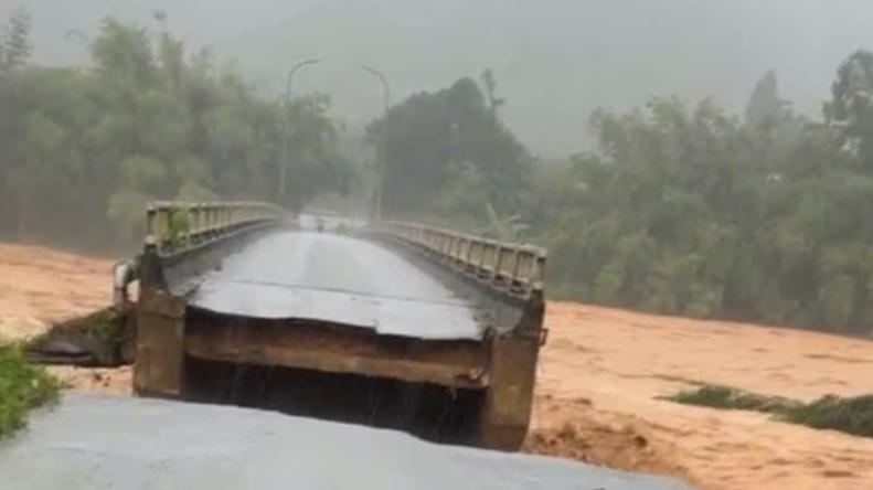 Lũ lớn cuốn trôi chân cầu Le No ở Huế 