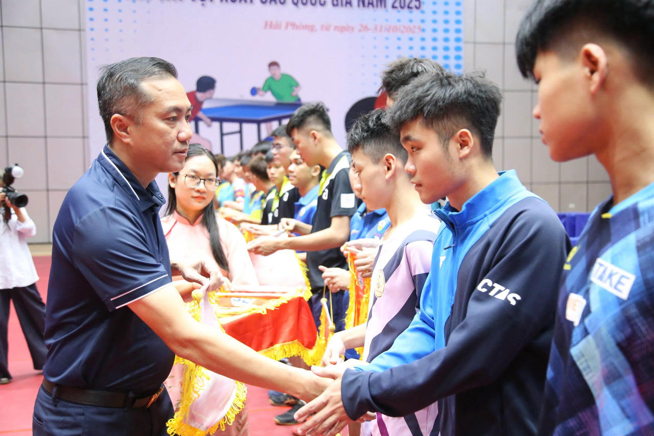 Chủ tịch Liên đoàn Bóng bàn Việt Nam Nguyễn Xuân Vũ trao cờ lưu niệm cho các Đoàn dự giải.