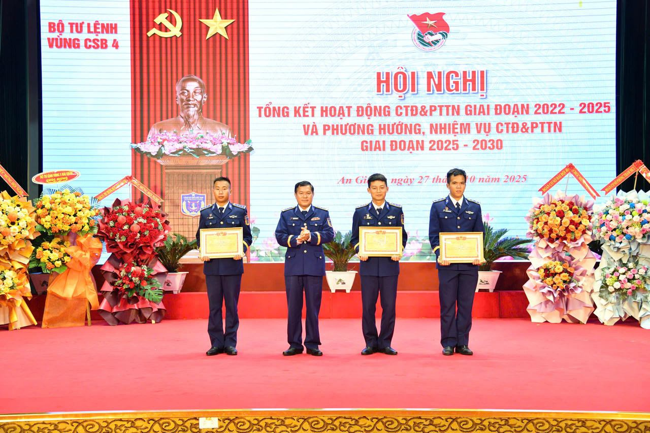 Đại tá Nguyễn Thái Dương, Ủy viên Ban Thường vụ Đảng ủy, Phó Chính ủy Bộ Tư lệnh Vùng trao thưởng cho các tập thể, cá nhân có thành tích tốt trong Công tác Đoàn và phong trào thanh niên giai đoạn 2022-2025.